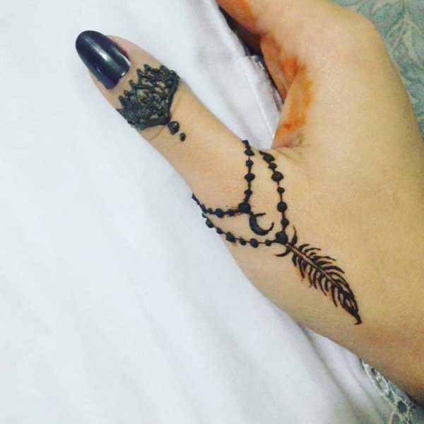 Мехенди на руке перо