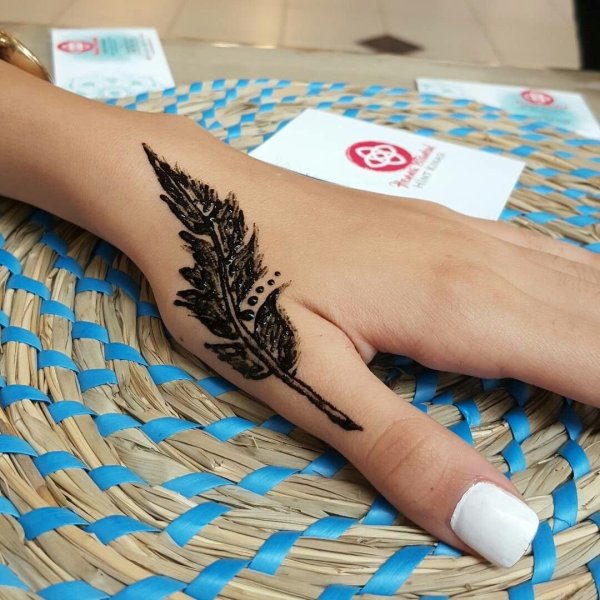 Мехенди перышко