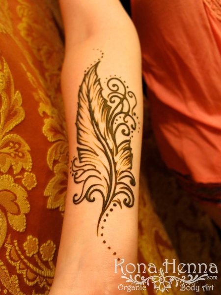 Перо хной на руке