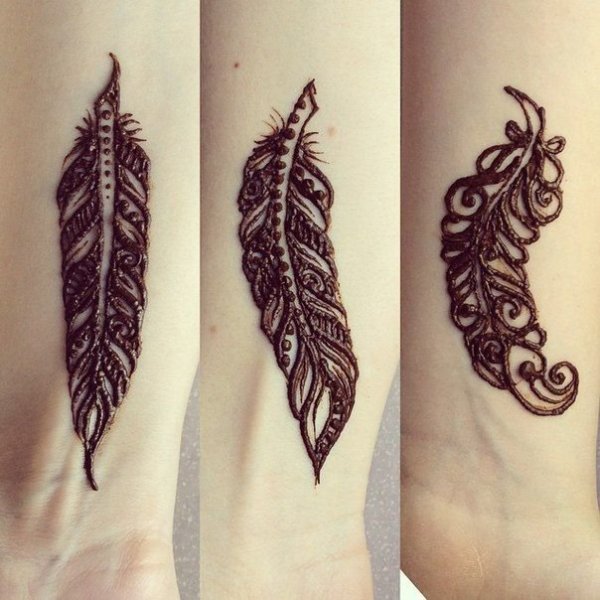 Перо хной на руке