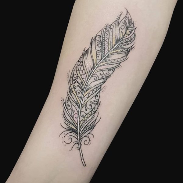 Мехенди на руке перо