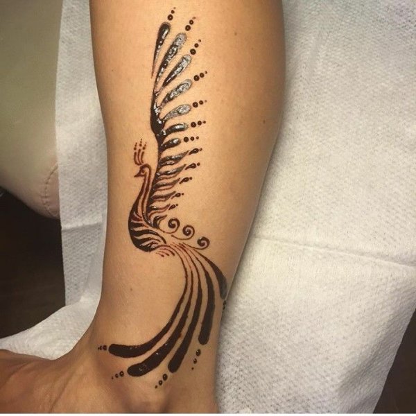 Мехенди на ноге перо