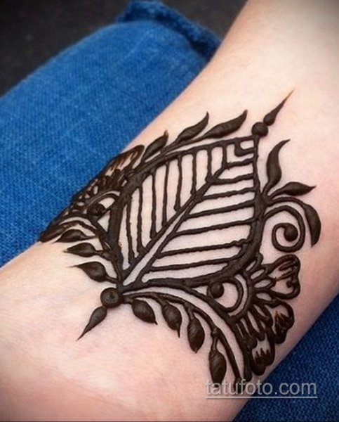 Перо хной на руке