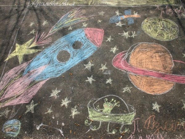 Космос мелками на асфальте