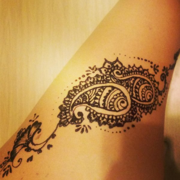 Рисунки хной на ляшке лёгкие и красивые