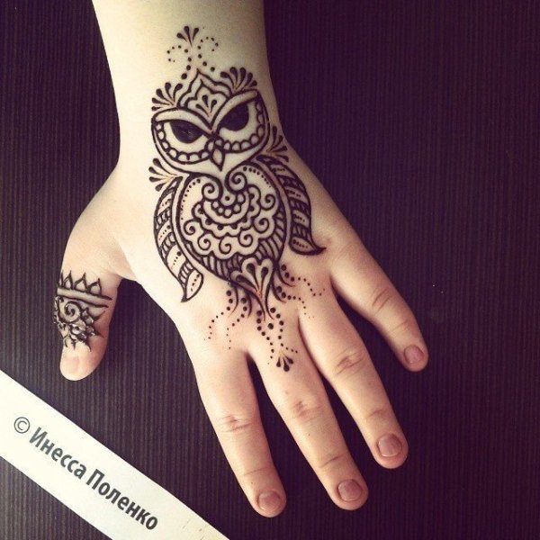 Сова хной на руке