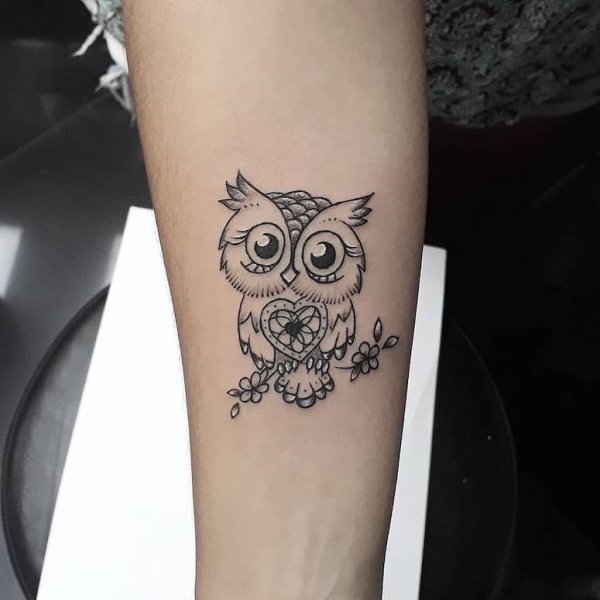 Сова хной на руке