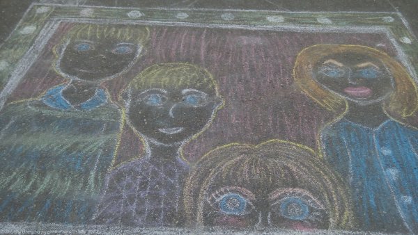 Конкурс рисунков на асфальте семья