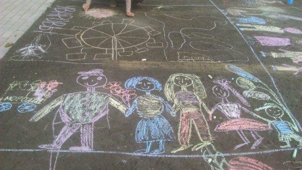 Рисование мелками на асфальте семья