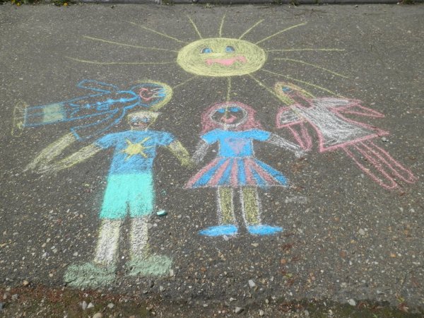 Рисование мелками на асфальте