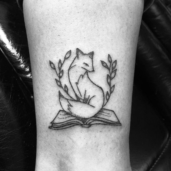 Маленькая тату лисы на запястье