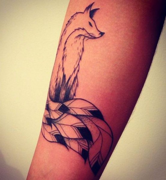 Тату лиса в стиле мехенди