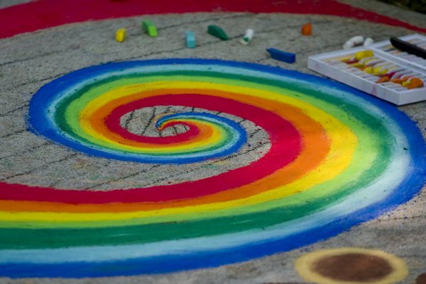 Нарисовать радугу мелками