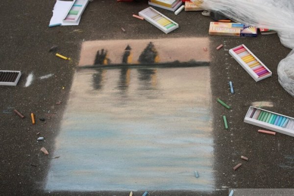 Рисование мокрым мелом на асфальте