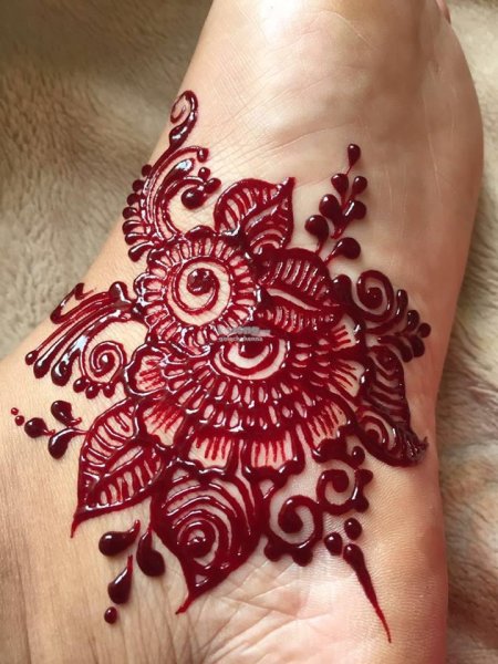 Красное мехенди