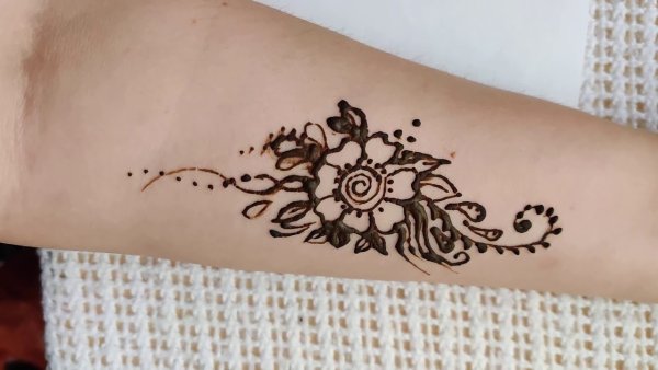 Узоры из хны на теле