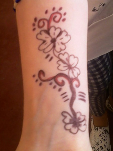 Рисунок хной косточек на руке