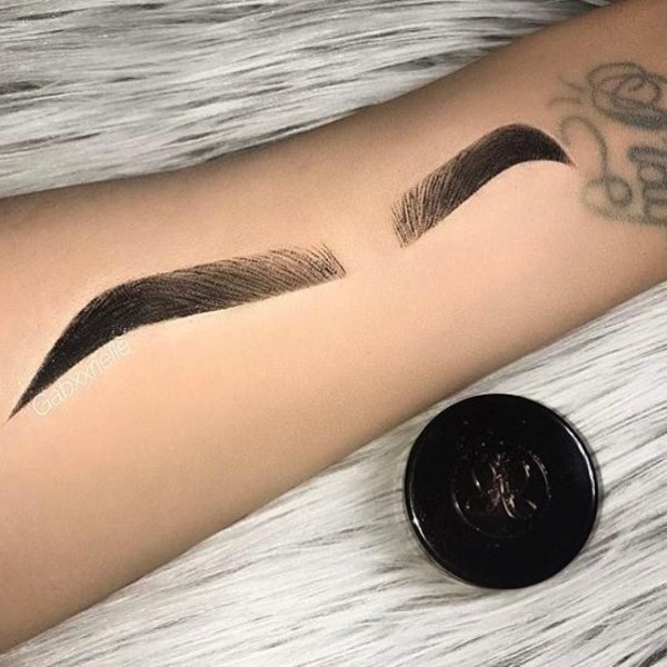 Брови на руке