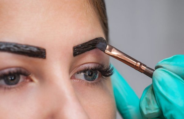 Красить брови