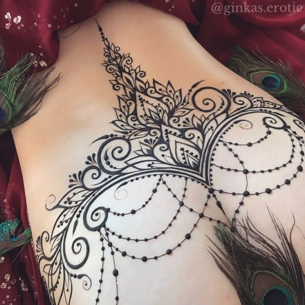 Тату кружево на пояснице