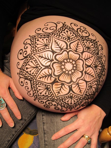 Мехенди на животе