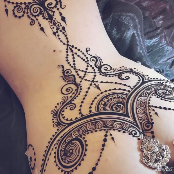 Мехенди на пояснице и попе