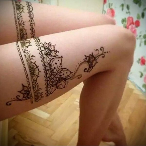 Подвязка на ноге хной