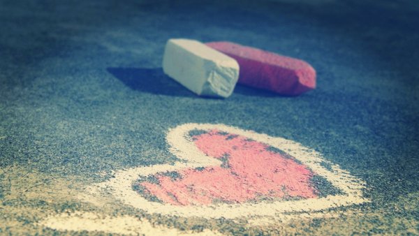 Машина мелками на асфальте