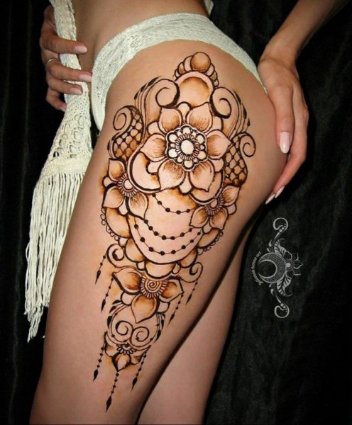 Тату хной на бедре