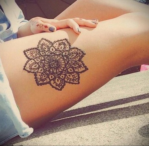 Мехенди на ляжке