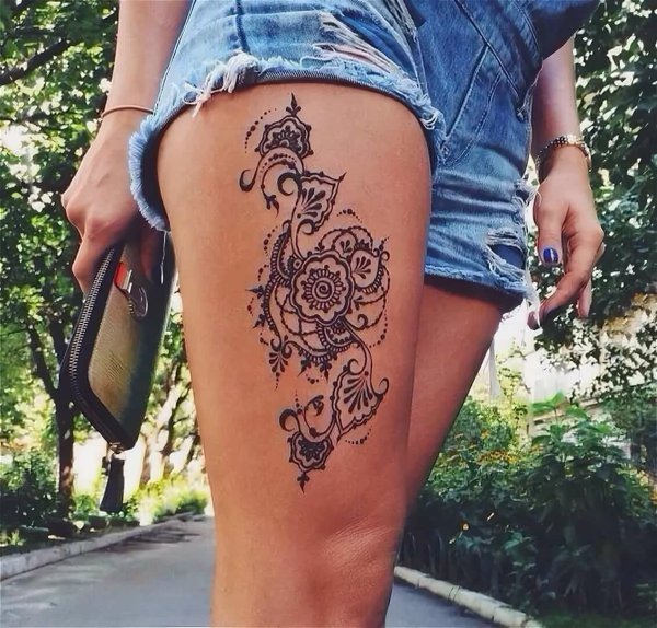 Мехенди на ноге бедро