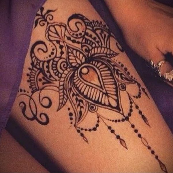 Узор хной на ляжках