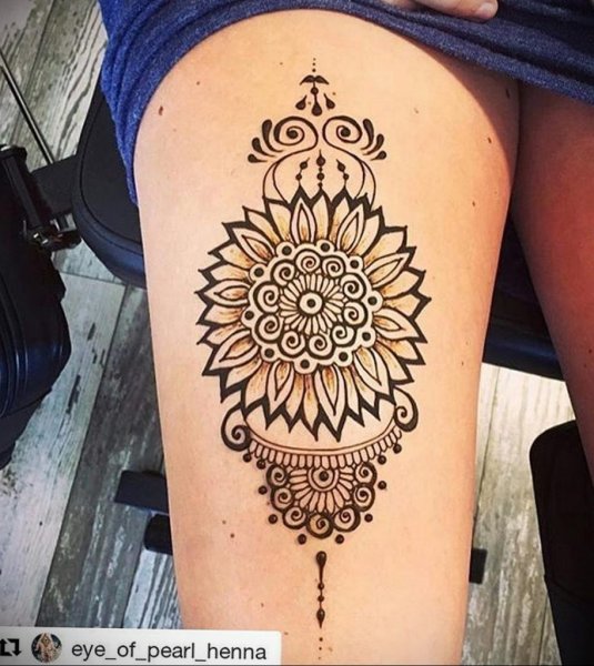 Тату хной на ляшках