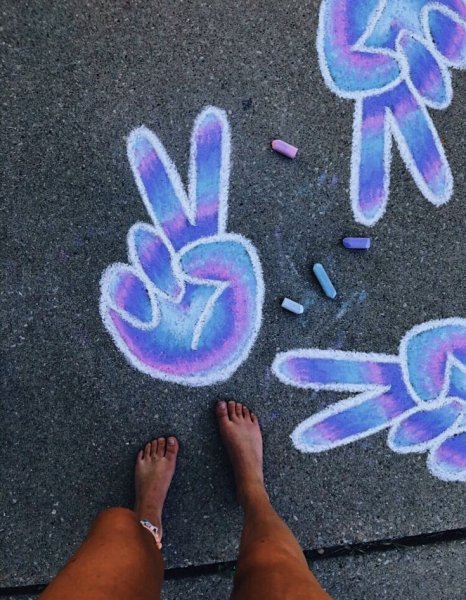 Рисование мелками на асфальте