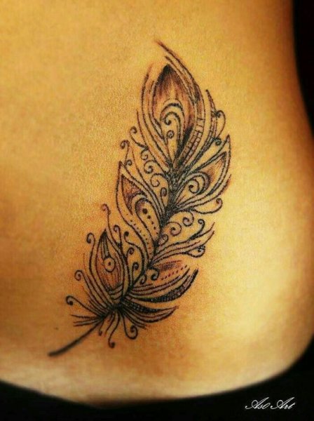 Тату перо у женщин