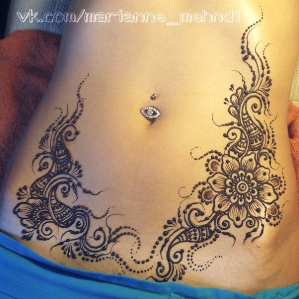 Татуировка хной на животе