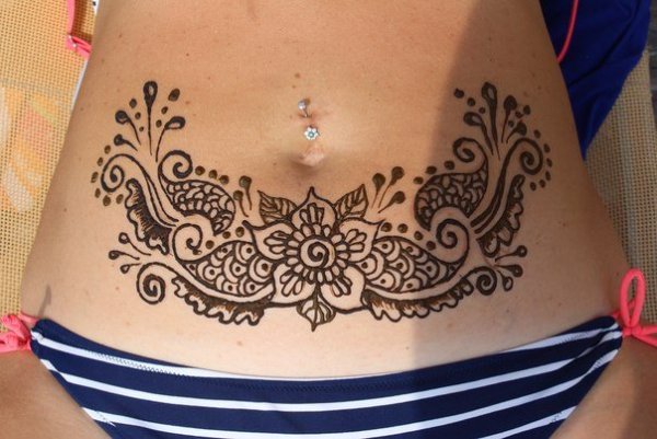 Мехенди внизу живота