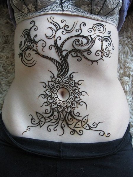 Роспись хной на животе