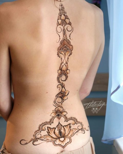 Мехенди на позвоночнике