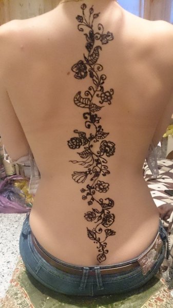 Тату хной на пояснице