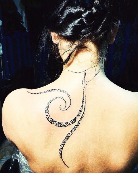 Тату хной на спине