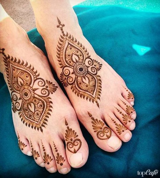 Роспись хной на ноге