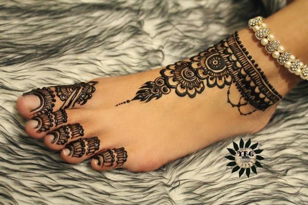 Узоры мехенди на ноге