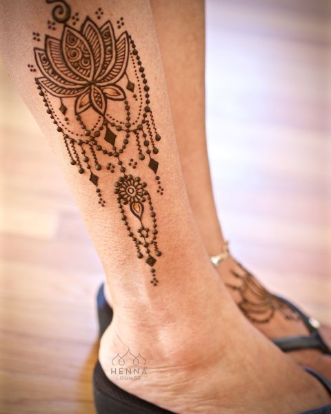 Тату хной на ноге Лотос