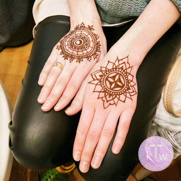 Мандала хной на руке