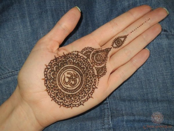 Мехенди на руке символы