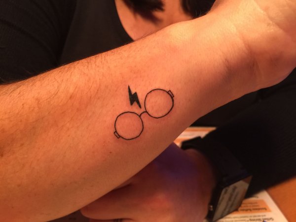 Тату на запястье Гарри Поттер маленькое
