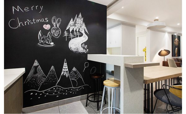 Рисунок на меловой доске на кухне