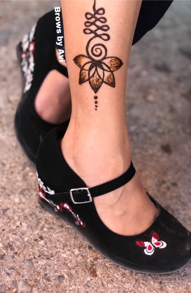 Тату хной на ноге легкие