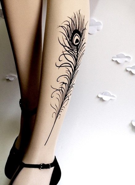 Перо хной на ноге